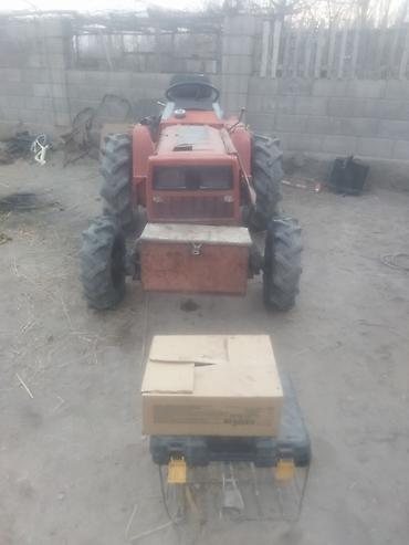 Другие мини-тракторы: Компактный колесный тракт (мини-трактор) красного цвета. Основные — 10