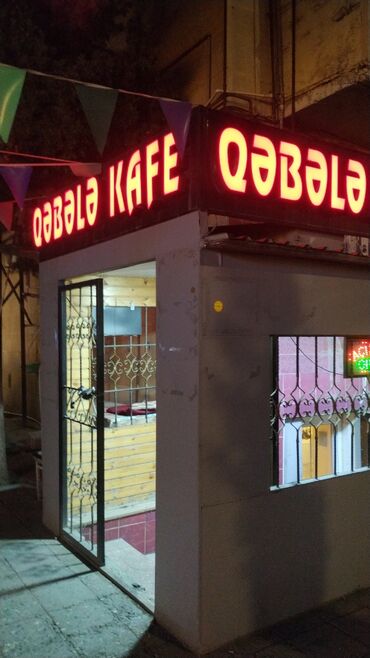icarə kafe restoran: Ofisiant