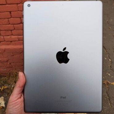 planşet apple: İPad 9.7 Təcili satılır🕧 Yaddaş 32 GB 💾 Yazılım Sürümü 16.3.1🆕️