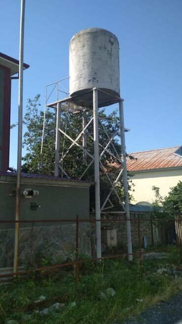kanteyner v Azərbaycan | Konteynerlər: Su çəni.Yerdən hündürlüyü 9 m, su tutumu 10 ton.Ayaq altı ilə birlikdə
