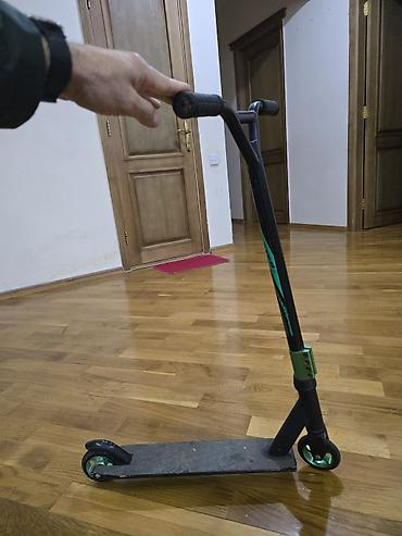 трюковой самокат купить: Trik skuter satılır. Qara və yaşıl rəng kombinində, park və şəhər — 2