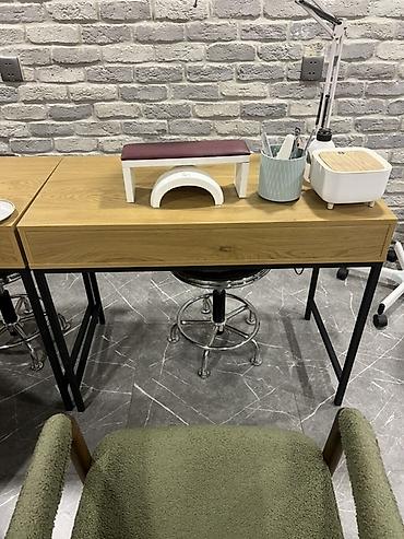 Офисная мебель на заказ: Minimalist iş masası – ağac teksturalı üst səth, qara metal karkas — 5