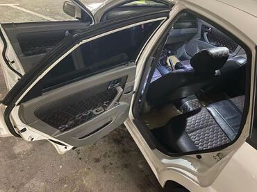 Chevrolet: Daevo Gentra– ağ rəngli sedan Xüsusiyyətlər: - Kuzov: 4 qapılı sedan — 13