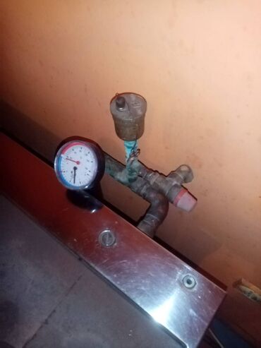 Oprema za grejanje: Ostalo od grejanja, pumpa, boca, cevi radijatori, kolena, manometar — 3