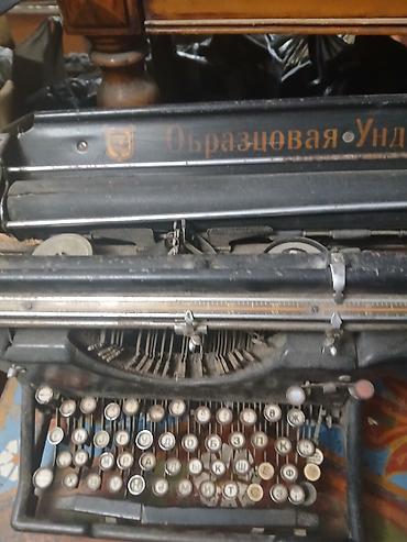 komputer pult: Satılır: iki ədəd mexaniki yazı maşını (rus kiril klaviaturası ilə) — 2