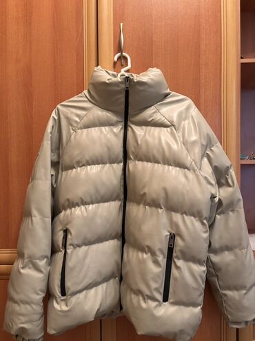 Pencəklər: Qışlıq şişmə kurtka - Rəng: açıq bej/boz ton - Model: yüksək boğazlı