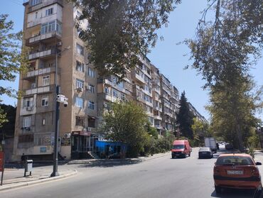 aşağda: Bakı, Həzi Aslanov qəs., 3 otaqlı, Köhnə tikili, m. Həzi Aslanov, 70 kv. m