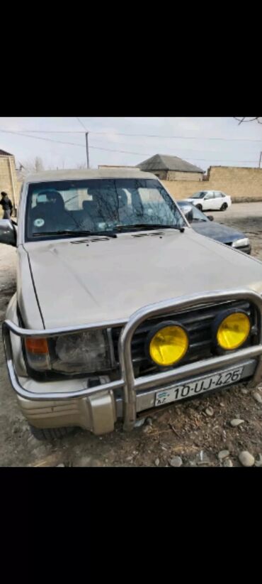 vito satilir: Mitsubishi Pajero: 2.5 л | 1993 г. | 2200 км Седан