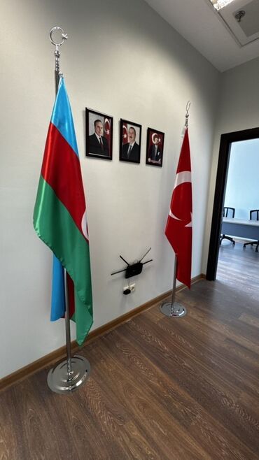 bayraq səkilləri: Bu bayraq dəsti Azərbaycan və Türkiyə bayraqlarını özündə birləşdirir