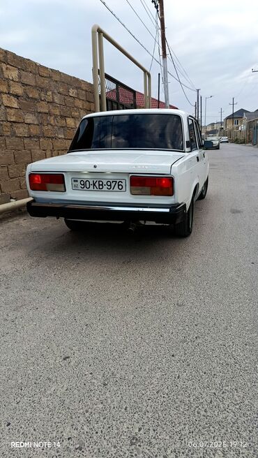 VAZ (LADA): Lada 2107 model ağ rəngli sedan avtomobil. Bu model, öz dözümlülüyü və — 6