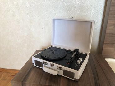 Retro patefon val oxudan. Yenidir. Kiçik əziyi var. Ona görə bu