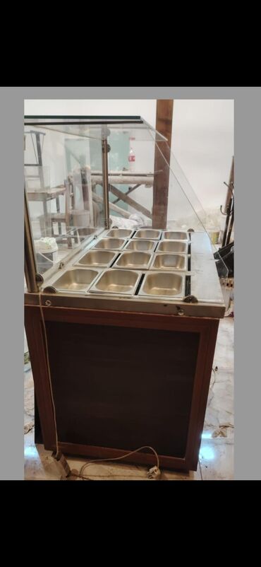 Soyuducu vitrinləri: Market restoran ucun soyuducu salatniça 12 eded qabi var .120 /60.hec