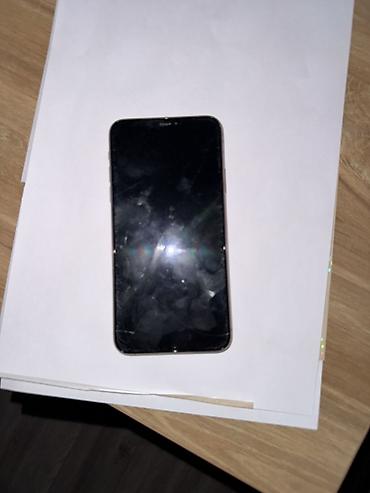 Смартфон Apple iPhone 11 Pro Max в золотистом цвете. На фото