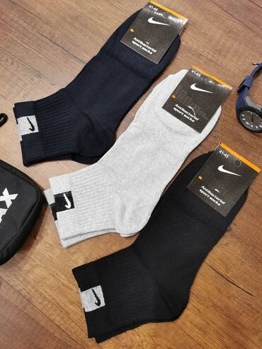 Čarape: 3/4 carape
12 pari 2000 din — 8