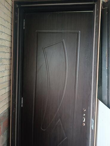 Фурнитура и комплектующие: Tünd qəhvəyi rəngdə giriş/qapı dəsti. - Material: taxta teksturalı