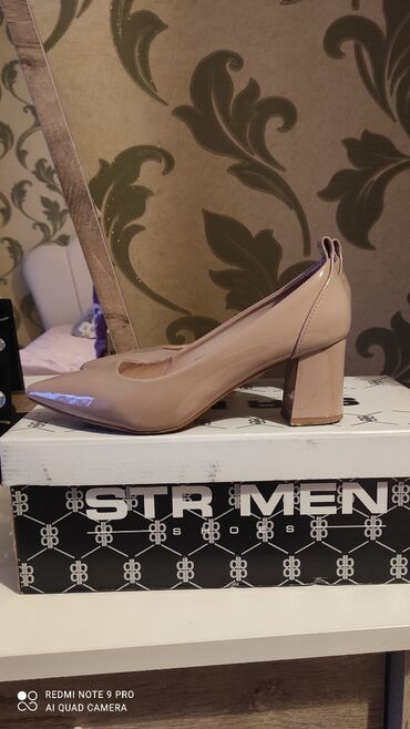 Tuflilər: Qadın ayaqqabıları – 2 model 1) Bej rəngli, parlaq laklı klassik — 1