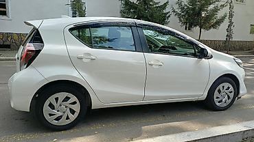 teker hava sensoru: Toyota Aqua hibrid hetçbek. Ağ rəngli кузов, 5 qapılı kompakt şəhər — 2
