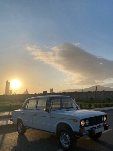 диски на зимнюю резину фольксваген: Lada 2106 modeli, ağ rəngdə sedan avtomobil. Bu dördqapılı avtomobil