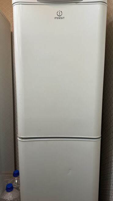 холодильники для мороженного: Холодильник Indesit, Б/у, Двухкамерный