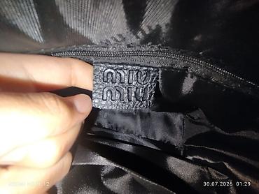 pull bear: Сумка miu miu, вишнёвого цвета с золотыми элементами, с двумя шнурами — 9
