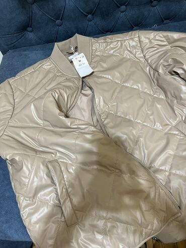 qadin pencek modelleri: Bej rəngli yüngül puff-bomber gödəkçə - Rəng: bej/şampan - Stil