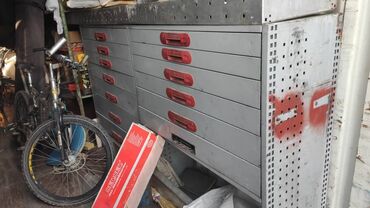 Торгово-выставочное оборудование: Металлический шкаф или верстак для мастерской из Германии