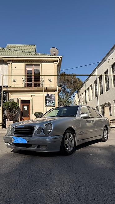 b class: Mercedes-Benz E‑Class sedan (W210), gümüş rəng. - Kuzov: sedan — 3