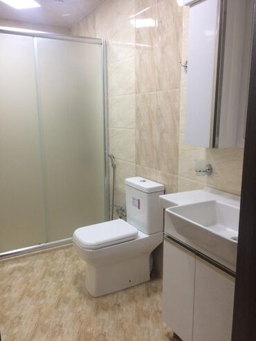 Uzunmüddətli kirayə mənzillər: Bu mənzil yaşayış binasında yerləşir və müasir dizaynlı mətbəx, yemək — 13