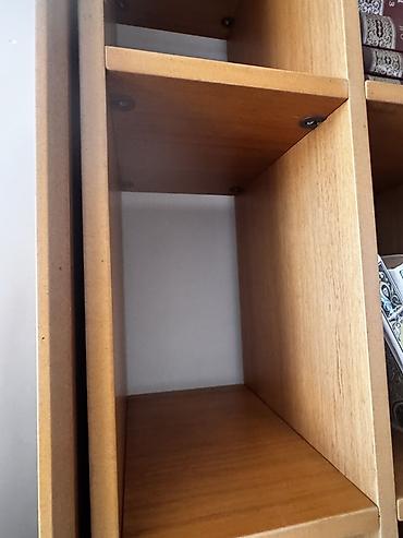 parca skaf: Ağac rəngində çoxbölməli kitab rəfi - Material: laminat/taxta əsaslı — 2