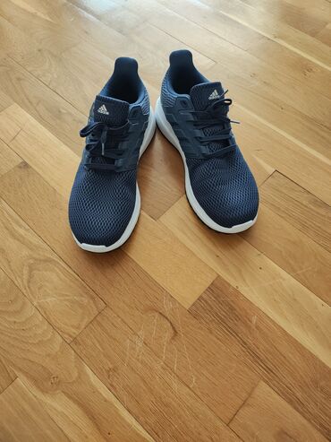Basanoşka və səndəllər: Adidas brendinin tünd göy rəngli, tor tipli materialdan hazırlanmış