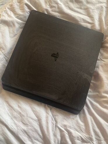 купить сони плейстейшен 2: Игровая консоль PlayStation 4 в черном корпусе. Компактная модель для