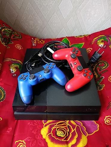 Игры для PlayStation: Продаю прошитую playstation 4,в комплекте два джойстика,все нужные — 1