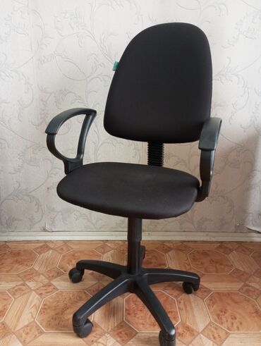 купить кресло для компьютера: Офисное кресло, С колесиками, цвет - Черный