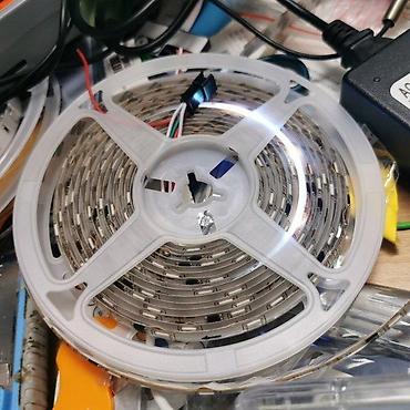 Rasveta: Led traka Magična preko mobilnog telefona i tastera i daljin. Led — 10