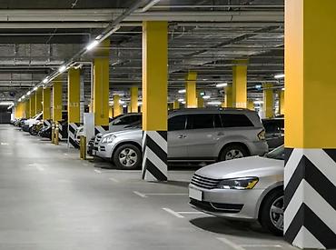 car parking: Подземная парковка в современном многоуровневом паркинге. - — 1