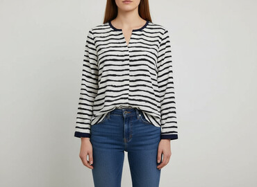 biała bluzka z dekoltem v: Women's blouse, size M