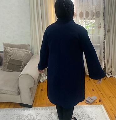 brend geyim: Qadınlar üçün tünd göy rəngli palto - Dizə qədər uzunluq, düz kəsim - — 3