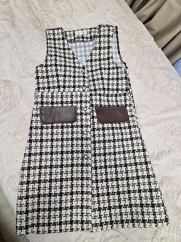 dəri gödəkçə: Qadın üçün qolsuz tweed don/yeleklik - Model: Yaxası V-kəsimli, ön — 1