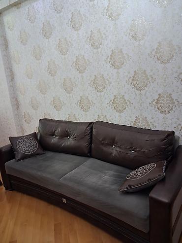 divan kruqlu: Klassik üslubda qonaq otağı mebel dəsti Tərkibi: - Vitrin şkaf: şüşə — 3