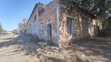 продаю дом село джал бишкеке: Сдается в аренду помещение, бывший гараж 80 кв.метров, рядом имеется