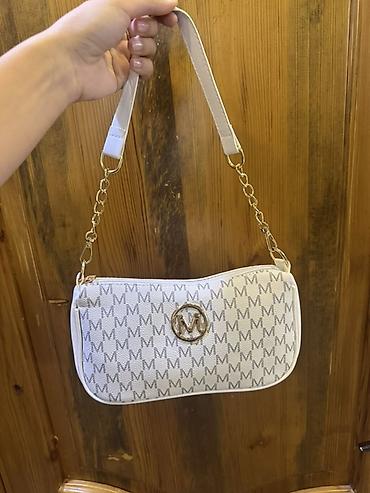 bag: Мини-сумка на плечо/подмышку, белая с серым монограммным принтом «M» — 2
