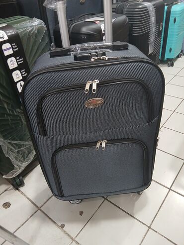 Çamadanlar: Dörd təkərli səyahət çantası, möhkəm materialdan hazırlanmışdır və — 9