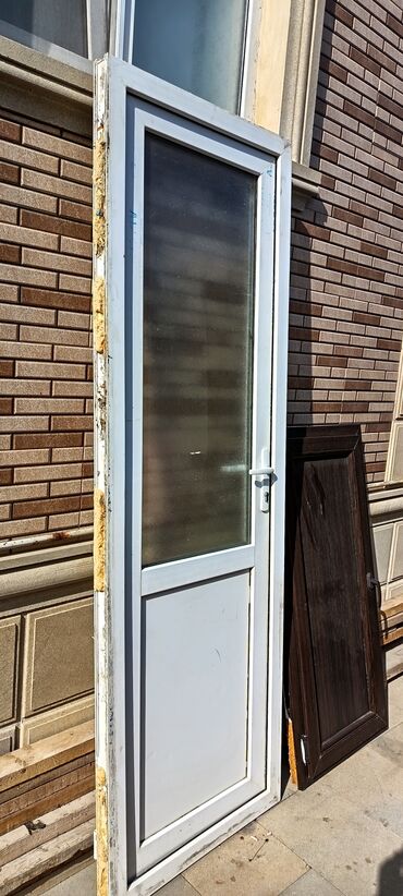 таблички на дверь: PVC giriş/qapı dəsti və güzgü - Ağ PVC profilli qapı: yuxarı hissəsi