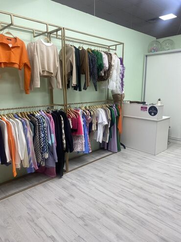 Бутики: Сдаю Бутик, 22 м², Дордой Плаза, С ремонтом, Действующий, С оборудованием — 5