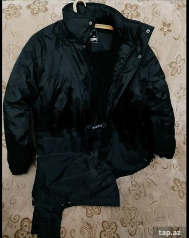 женские стеганные куртки: Привозная, хорошего качества. Теплая в отличном состоянии. Цвет чёрный