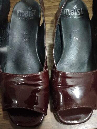 обувь зимние: Босоножки 37 размер каблук 7 см . почти новые . не Китай. цена 700