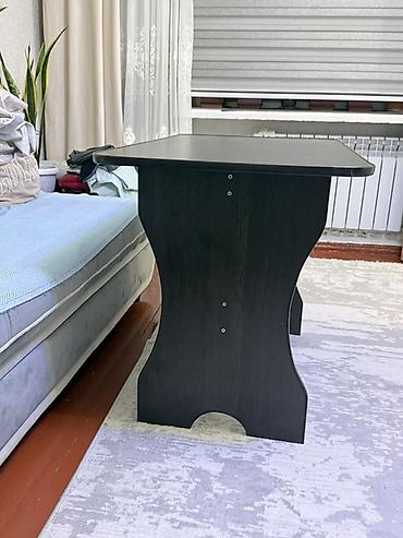 куханые столы: Компактный прямоугольный стол из ЛДСП темного цвета (венге/эбони). - — 1