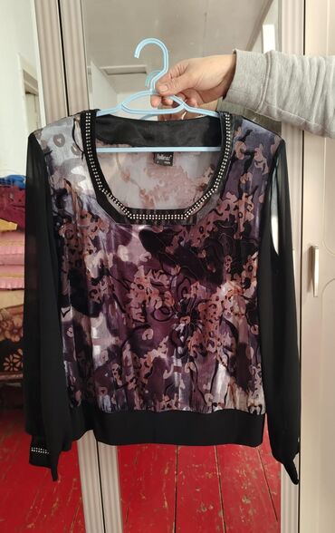 Dəstlər, kostyumlar: Qadın geyim dəsti – 4 ədəd 1) Tünd məxməri-bordo rəngdə uzun don - — 4