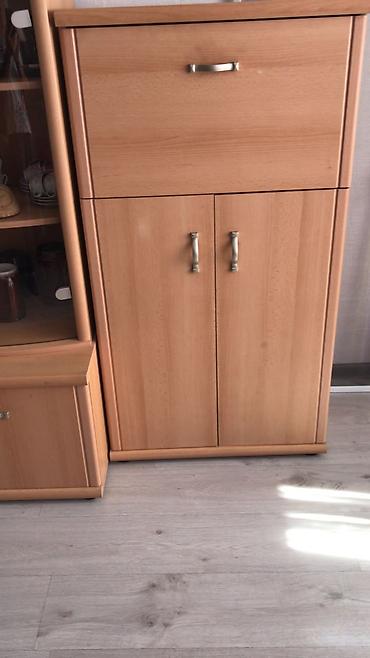 study table: Гостиная стенка из ЛДСП в светло-буковом оттенке с металлической — 1
