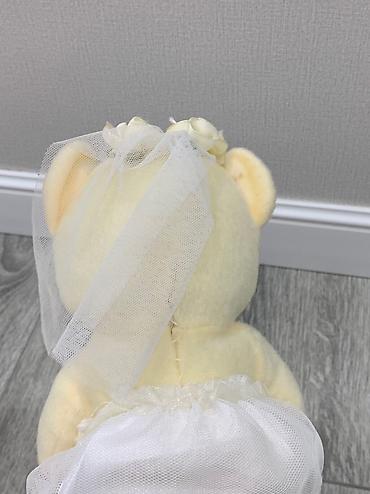hello kitty: Плюшевая мишка в свадебном платье Б/У 
Высота - 24 см
Ширина - 13 см — 3